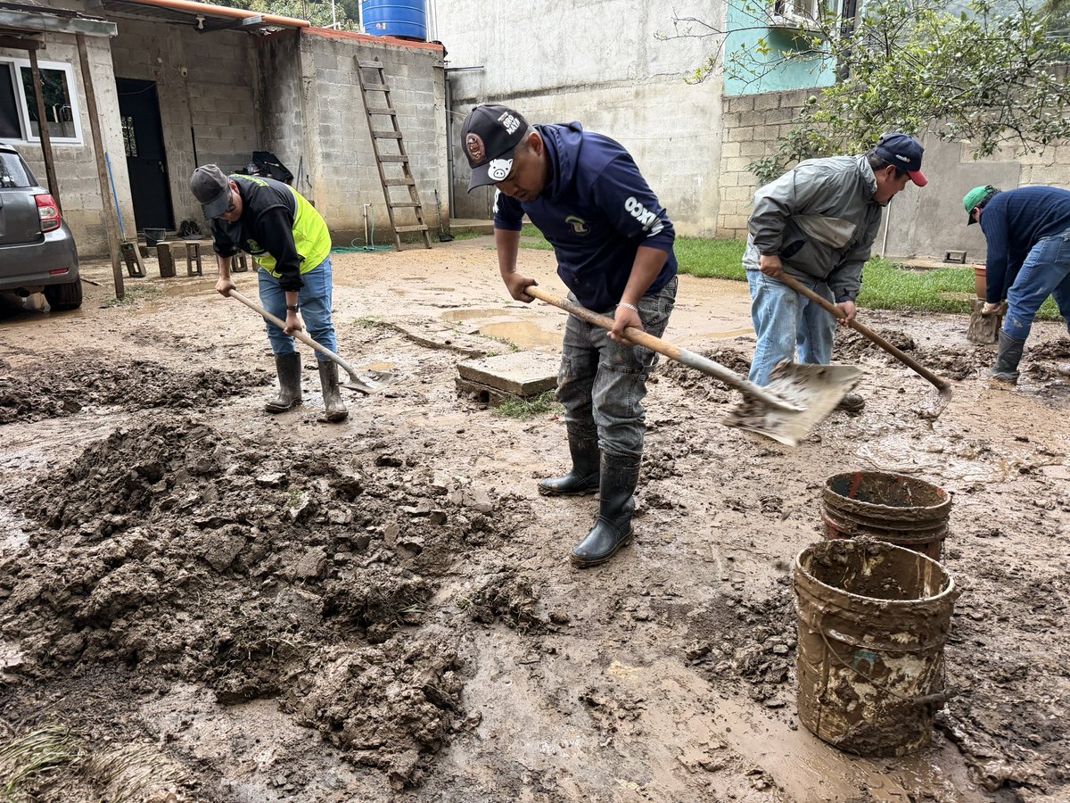 RegTerZ1NMixco's tweet photo. Debido al clima de lluvia que arrastró los materiales de los #trabajos de San Lucas, causaron problemas en algunas casas las cuales pidieron apoyo 🌧️⚠️

Gracias al #alcalde @netobran, personal municipal realizó limpieza y desasolve del lodo 🦺
#ConstruyendoElFuturo #500añosmixco https://t.co/qsfevl8Siw