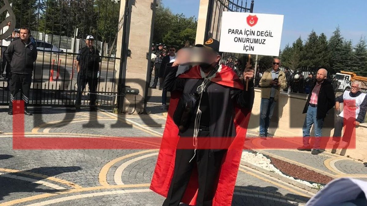 MedyaBorte's tweet photo. #SONDAKİKA Ankara'da bir emekli,
"Geçinemiyoruz" diyerek eylem yaptı.

Eylem sırasında bir emekli, elindeki tabancayla başına ateş ederek intihar etti. https://t.co/L8ZuGalXY7