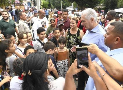 MeyvisEstevezE's tweet photo. En todos los países se toman decisiones administrativas q se tienen q corregir luego. Pero hay margen a maniobra.Algo q en #Cuba no tenemos hace ➕ de un lustro.
No es incapacidad,es trabajar sin recursos y con golpes constantes a la economía.#Resistir cada día es una victoria. https://t.co/b0mTDyfUiP