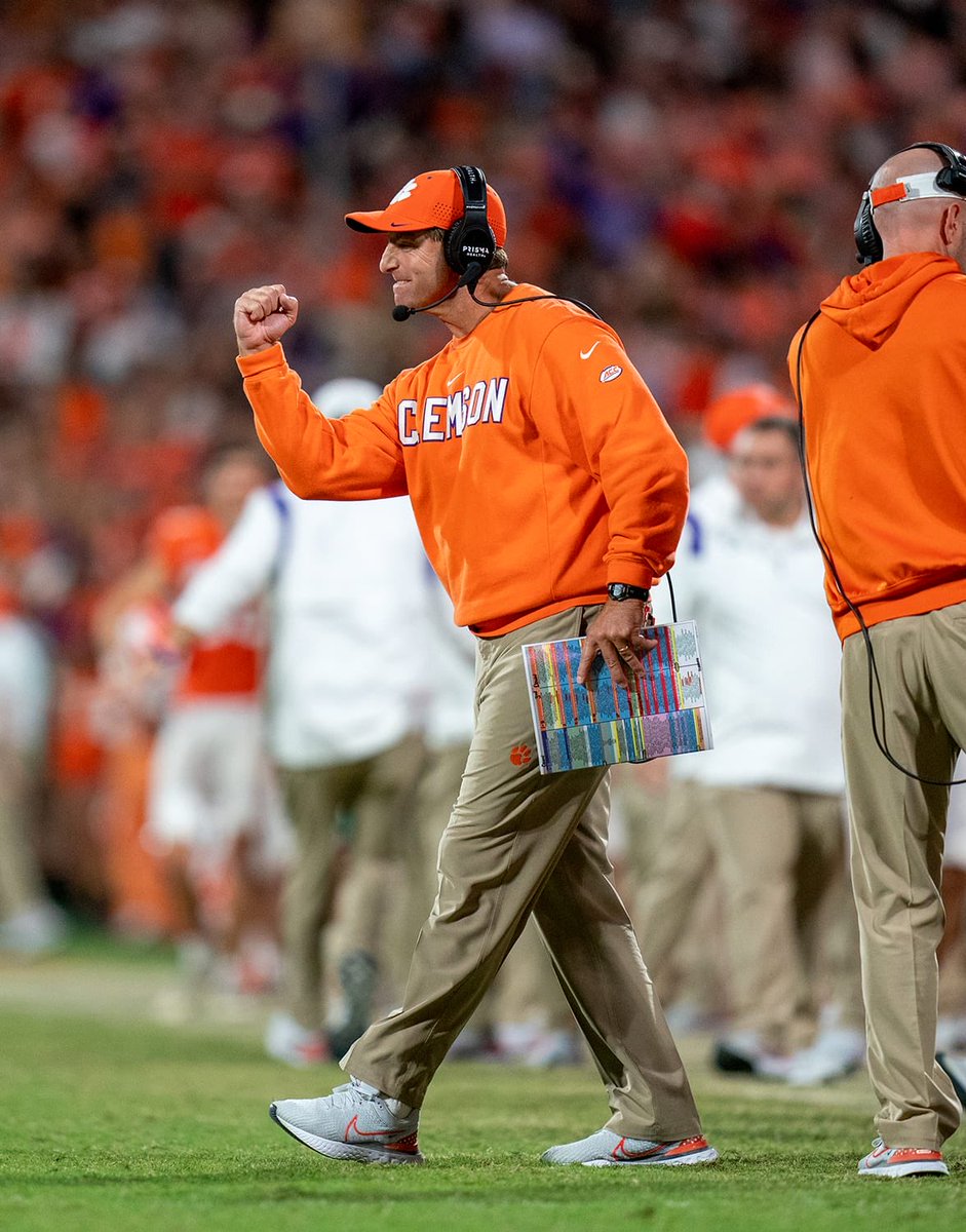 SpotTheBall0's tweet photo. 🔮 SATURDAY STANDARD PREDICTION

🐯 CLEMSON 38 — CAL 31 🐻

I’m taking Clemson in a shootout.

The Tigers ride the momentum from last week’s comeback and find a way to make enough plays late in Berkeley.

A statement win on the road keeps Clemson rolling…

And Dabo Swinney stays alive for another week.

#SaturdayStandard #Clemson #Cal #CFB #ACC