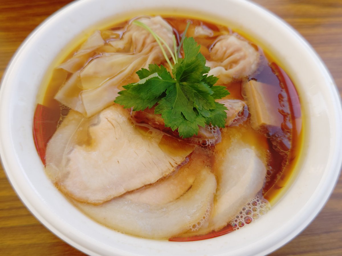 t2104tk's tweet photo. 熱狂中野ラーメン祭2026

らぁ麺 紫陽花
霧島高原純粋黒豚と地鶏の醤油らぁ麺
紫陽花完成形トッピング

いや、これもうお店のクオリティそのままってくらい美味しくて震えた❗
さすが戸谷さん。フェスでも一切妥協なしなんですね。
でもお店のあの雰囲気も味わいたいので、また名古屋遠征したい😂 https://t.co/ceax9ZmLBb