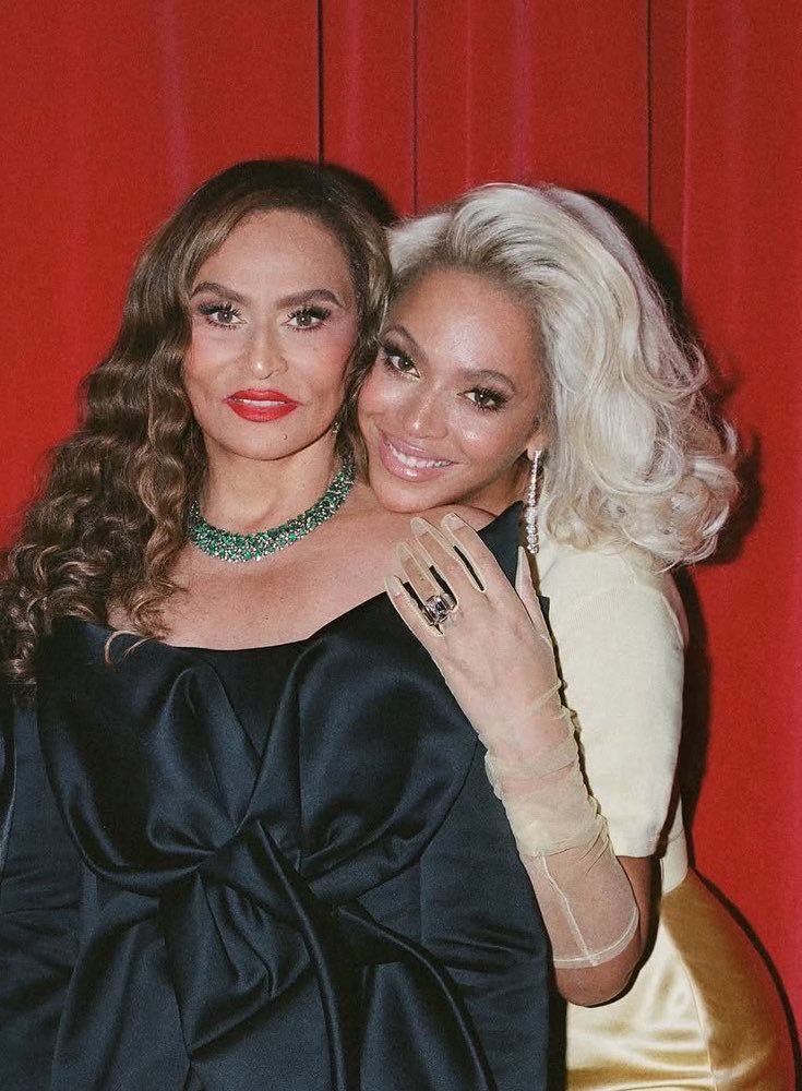 BeyonceQGBR's tweet photo. Tina Knowles participou ao vivo do programa This Morning, da emissora britânica ITV, para promover o lançamento da Cécred no Reino Unido e compartilhou os bastidores do perrengue com o carro voador durante o show da Cowboy Carter Tour em Houston. Além do susto de ver a estrutura com problema, Tina contou como foi o reencontro com a Bey assim que ela saiu do veículo:  

"Foi terrível. Eu estava em uma plataforma e tive que abrir caminho no meio da multidão porque sabia o que estava acontecendo. As outras pessoas não sabiam, porque como profissional que é, ela continuou cantando enquanto o carro girava. Eu pensava: 'Ela está se segurando naquele carro'. Ela literalmente estava se segurando para não cair. Quando cheguei até ela, já tinham conseguido descê-la. Ela conseguiu se segurar pela força que tem, porque é como uma atleta, super forte, graças a Deus. Eu estava lá, segurando nela, aliviada, e ela me disse: 'Mãe, eu tenho um show para fazer, me solta'."