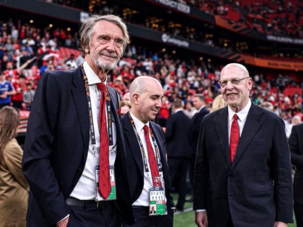 SimplyUtd's tweet photo. 🚨 BREAKING!

Manchester United borrow another £90m as the club’s total debt rises above £1.1bn. 🔴💰

[@BBCNews] https://t.co/2WF8opbE0G