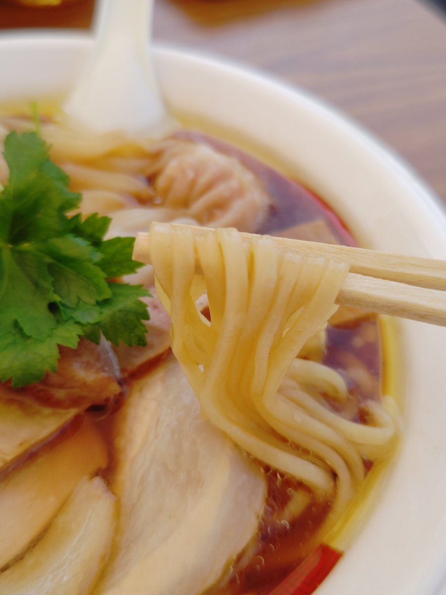 t2104tk's tweet photo. 熱狂中野ラーメン祭2026

らぁ麺 紫陽花
霧島高原純粋黒豚と地鶏の醤油らぁ麺
紫陽花完成形トッピング

いや、これもうお店のクオリティそのままってくらい美味しくて震えた❗
さすが戸谷さん。フェスでも一切妥協なしなんですね。
でもお店のあの雰囲気も味わいたいので、また名古屋遠征したい😂 https://t.co/ceax9ZmLBb