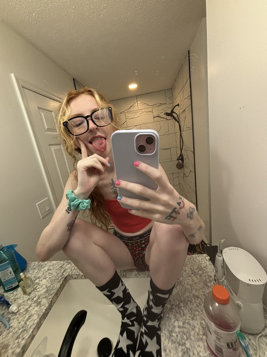 nat4liexz's tweet photo. hooking up in a hotel would seriously fix everything in my life https://t.co/fSA0zG3HGC
