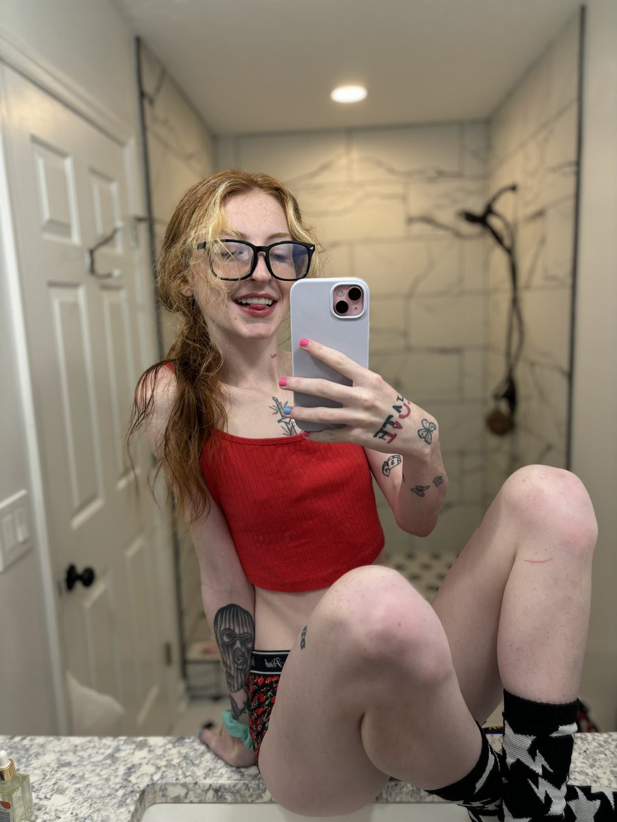 nat4liexz's tweet photo. hooking up in a hotel would seriously fix everything in my life https://t.co/fSA0zG3HGC