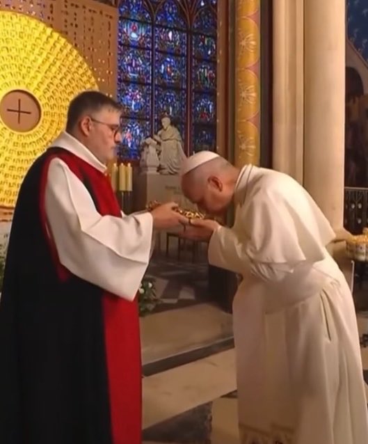 Sachinettiyil's tweet photo. Pope Leo XIV venerates the Crown of Thorns, a relic traditionally believed to have been placed on the head of Jesus Christ during His Passion. https://t.co/2jeCckSlei