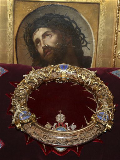 Sachinettiyil's tweet photo. Pope Leo XIV venerates the Crown of Thorns, a relic traditionally believed to have been placed on the head of Jesus Christ during His Passion. https://t.co/2jeCckSlei