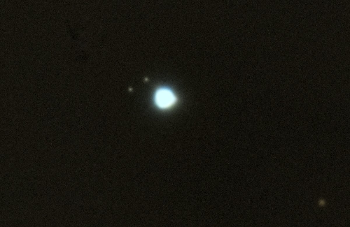 ANTONIO_MORENO's tweet photo. Primera prueba con las lunas de Urano, a pesar del pésimo cielo Oberón y Titania eran claramente visibles, Ariel y Umbriel se intuyen muy cerca del planeta. Miranda imposible. Mucho aprendido y con ganas de mejorarlo 😉 
@PlanetarioMad https://t.co/T1WJUKOBTL