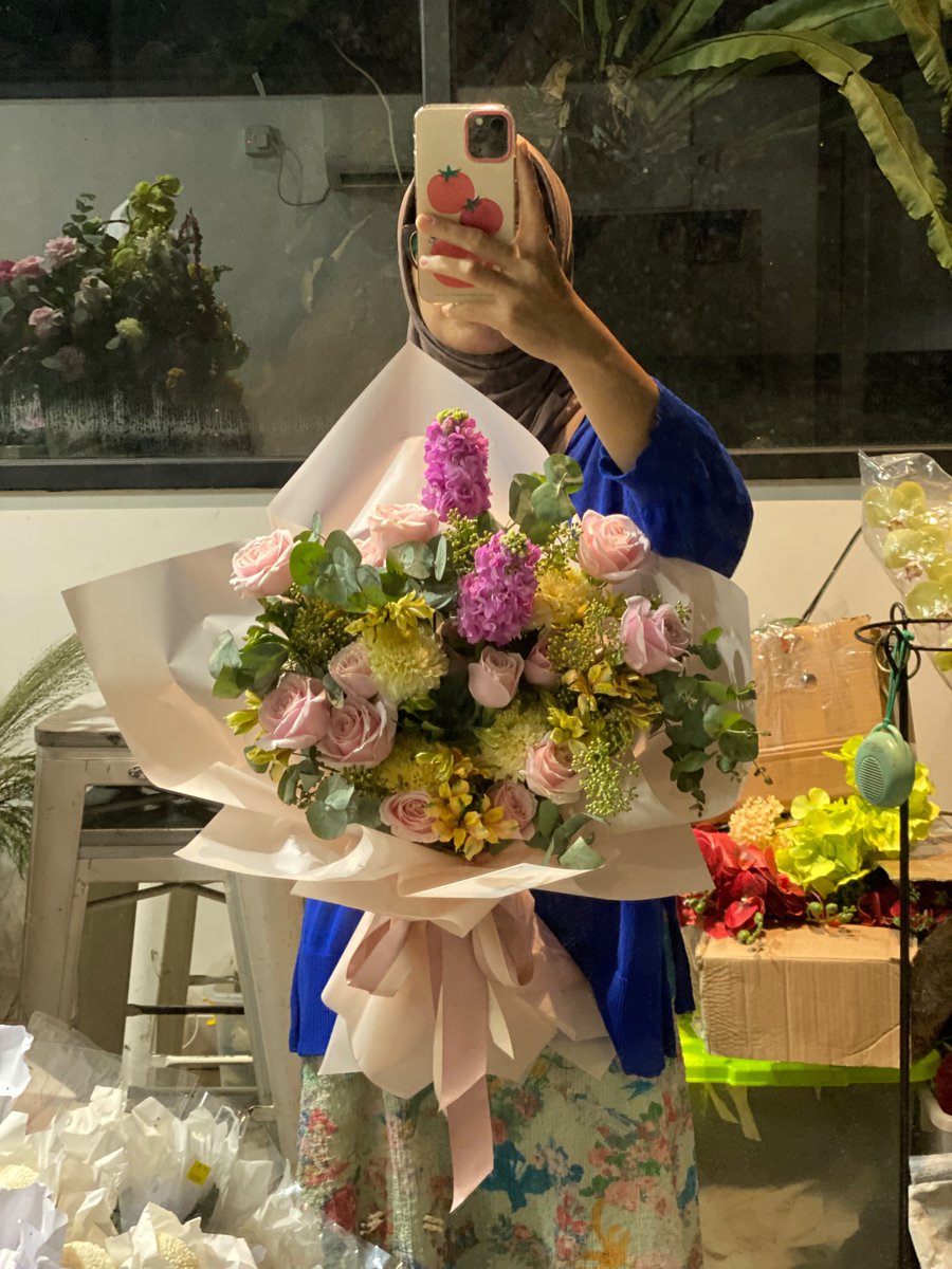 komalkemil's tweet photo. Ini buatan aku............ Bouquet ini aku yang bikin............. Aku lemes bgt....... Rasanya masih kayak mimpi aku bisa buatin bouquet untuk idol yang aku kenal........ Ya Allahhhh ini ga bohong kan....,..... https://t.co/rt1aVSRhVC