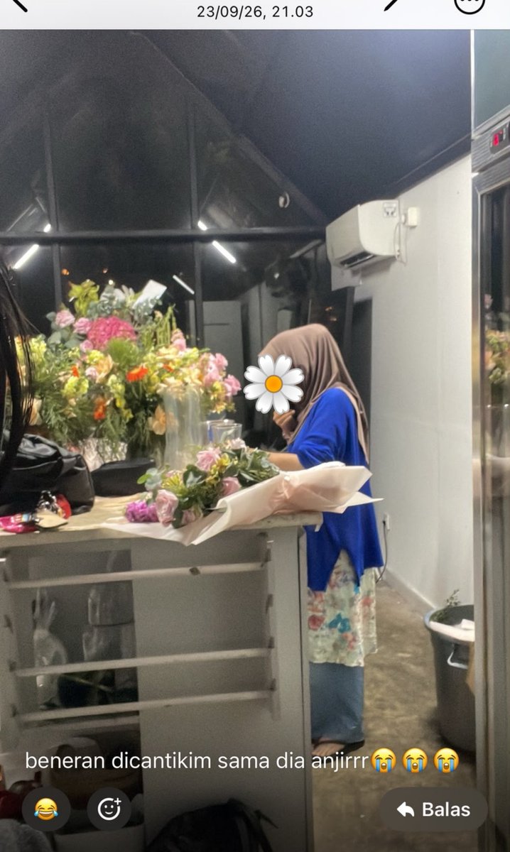 komalkemil's tweet photo. Ini buatan aku............ Bouquet ini aku yang bikin............. Aku lemes bgt....... Rasanya masih kayak mimpi aku bisa buatin bouquet untuk idol yang aku kenal........ Ya Allahhhh ini ga bohong kan....,..... https://t.co/rt1aVSRhVC