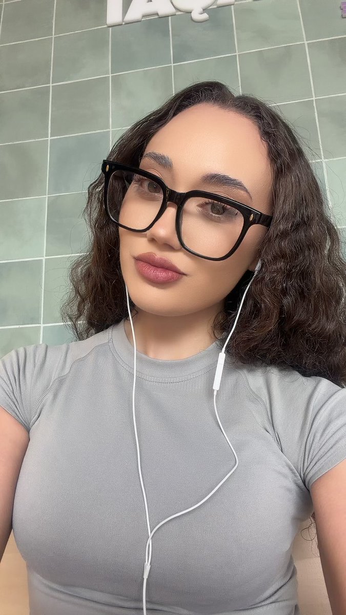 itsmadelyncutie's tweet photo. nobody likes my pics but imma post it anyway (does my glasses look good? pls be honest) https://t.co/KBRYW9NIGK