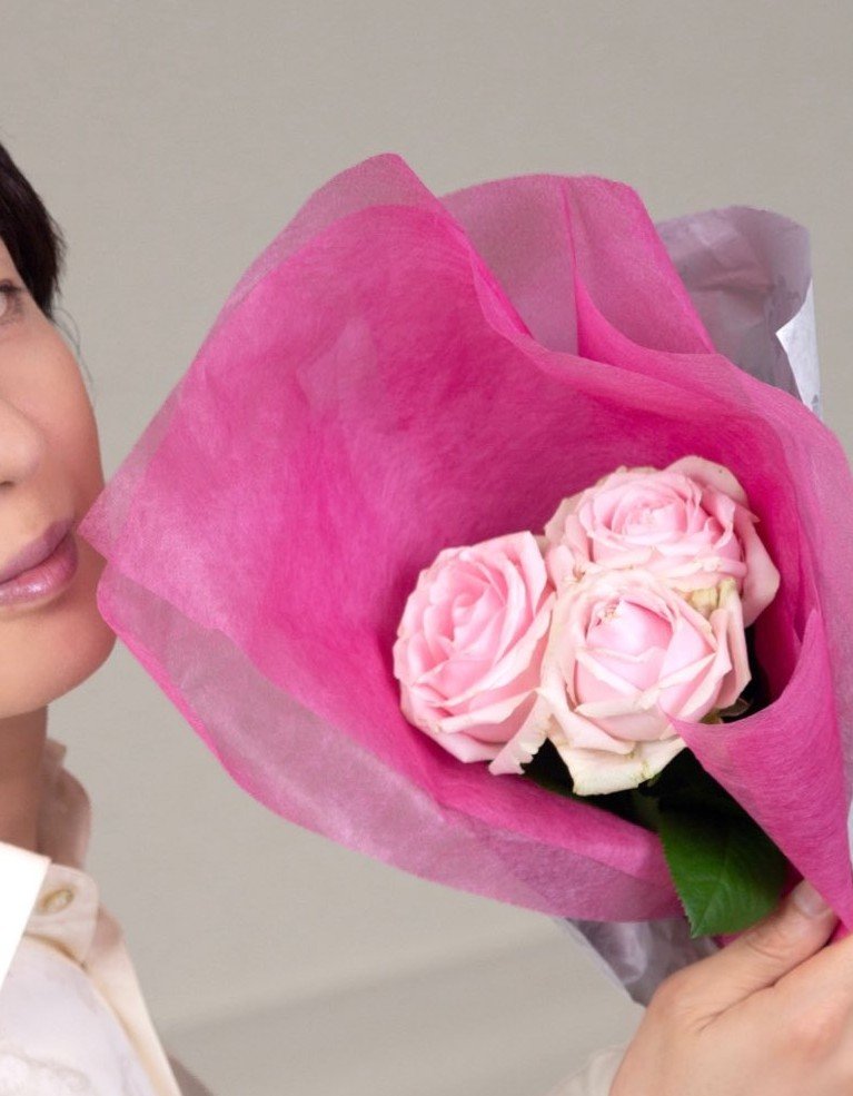 G7GAwV1syPOliYy's tweet photo. @takeshima_staff 2年振りの神戸LIVE
　お疲れ様でした。

ピンクの薔薇3本
花言葉は「告白」の花言葉
　もありますね💗

会場の皆様と
ミュージシャンの皆様
温かい心でムード歌謡🎶
　宏くんに癒やされましたね

#いつかのアンブレラ
　軽やかな曲
　可愛い恋心
眠りに誘われます💓
#竹島宏 https://t.co/4pZVsMexEP