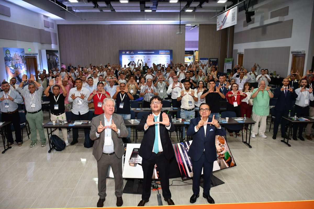 UNGremial's tweet photo. 💙💛❤️ Así se vivió la #UnidadGremial2026 🚌🚕🚐🇨🇴

Una imagen que reúne a quienes hicieron parte de esta gran Convención: unidad, participación y compromiso con el transporte y el turismo de Colombia. 🤝✨

Gracias por ser parte de este gran encuentro gremia 🙌🇨🇴 https://t.co/VifEo40Dcm