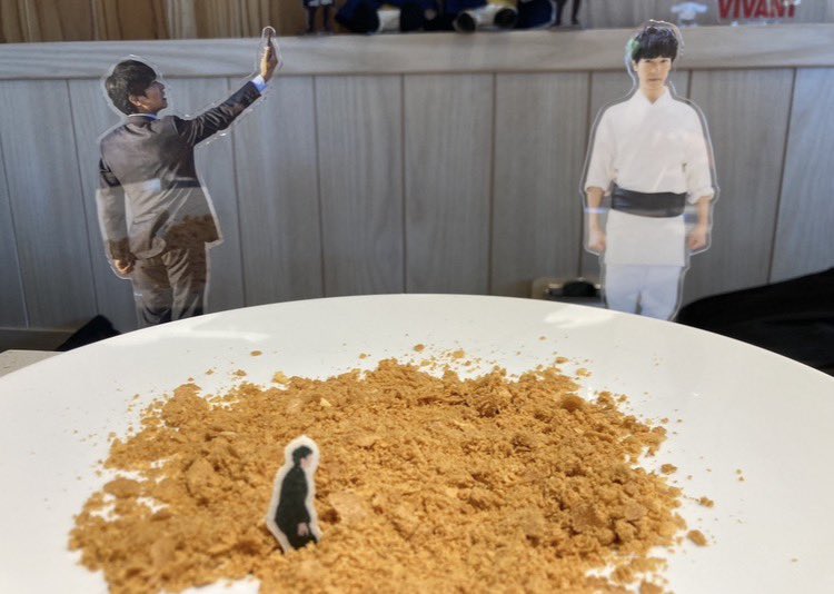 natuko_yellow's tweet photo. 先日行ってきましたーVIVANTカフェ♡
主観ですが黒カレーはコクがあり赤カレーはトマト風味の少し辛さ強め。白カレーはマイルドで優しい感じでした♡
砂漠の兄さん食せます(*ﾟ▽ﾟ)ﾉ
極秘メニューもいただいてきました(≧∀≦)

#VIVANT
#VIVANTイマーシブ https://t.co/PRSxlywziN
