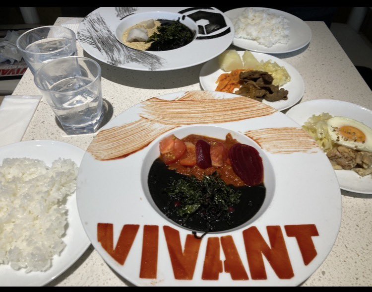 natuko_yellow's tweet photo. 先日行ってきましたーVIVANTカフェ♡
主観ですが黒カレーはコクがあり赤カレーはトマト風味の少し辛さ強め。白カレーはマイルドで優しい感じでした♡
砂漠の兄さん食せます(*ﾟ▽ﾟ)ﾉ
極秘メニューもいただいてきました(≧∀≦)

#VIVANT
#VIVANTイマーシブ https://t.co/PRSxlywziN
