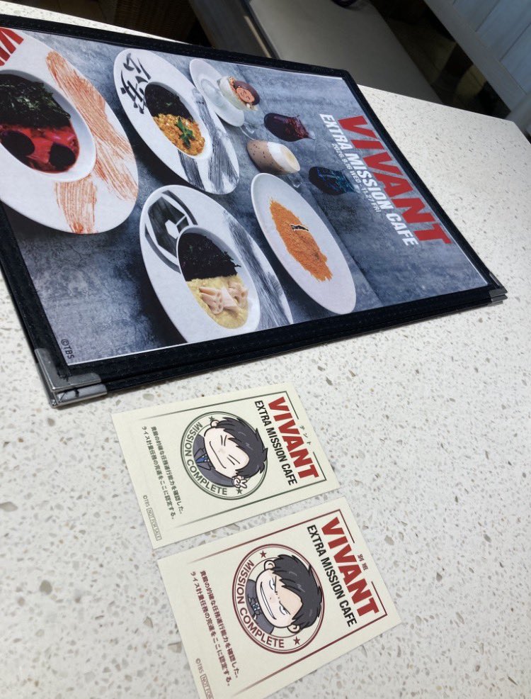 natuko_yellow's tweet photo. 先日行ってきましたーVIVANTカフェ♡
主観ですが黒カレーはコクがあり赤カレーはトマト風味の少し辛さ強め。白カレーはマイルドで優しい感じでした♡
砂漠の兄さん食せます(*ﾟ▽ﾟ)ﾉ
極秘メニューもいただいてきました(≧∀≦)

#VIVANT
#VIVANTイマーシブ https://t.co/PRSxlywziN
