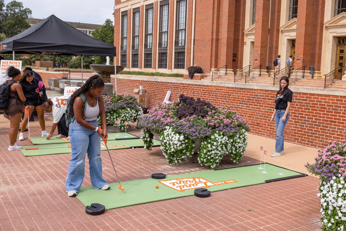 okstate's tweet photo. Serving the state 🤠 🧡 

With land-grant week coming to its end, #okstate students celebrated the university's mission and experienced how OSU is changing the world through teaching, research and extension.

Learn more about the Land-Grant Mission: https://t.co/DoPLgaESyl

#WeAreLandGrant | #TheCodeCalls