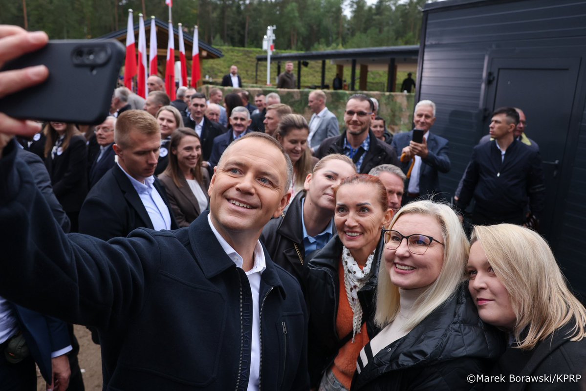 prezydentpl's tweet photo. Dziękuję za zaproszenie na ziemię, gdzie słowa „Bóg, Honor, Ojczyzna”, przywiązanie do polskiego patriotyzmu, do tego, co dla nas najważniejsze, wybrzmiewają regularnie i wybrzmiewają tak mocno. Już nieraz mieszkańcy tej granicznej ziemi pomiędzy Mazowszem a Podlasiem pokazywali, jak ważna jest dla nich Rzeczpospolita Polska.

Prezydent RP @NawrockiKn, uroczyste otwarcie strzelnicy sportowej w Bogutach-Piankach
