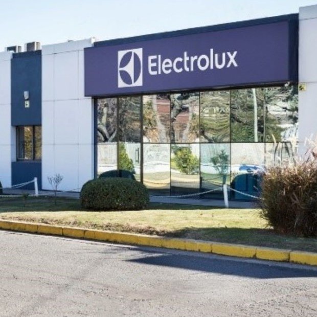 clarincom's tweet photo. ELECTROLUX DEJA DE FABRICAR EN ARGENTINA Y VENDERÁ PRODUCTOS IMPORTADOS

El Grupo Electrolux cerrará desde este sábado su planta de Rosario y dejará de fabricar electrodomésticos en Argentina. La empresa mantendrá su operación local con productos importados, como parte de una “revisión estratégica” orientada hacia un modelo de abastecimiento global. Según medios locales, 80 puestos de trabajo están en riesgo.

La compañía sostuvo que el cambio busca mejorar la eficiencia, fortalecer la competitividad y asegurar la sostenibilidad de la operación a largo plazo. Electrolux no precisó cuántos despidos habrá, aunque afirmó que cumplirá con la legislación vigente y acompañará la transición. La decisión es similar a la de Whirlpool, que en noviembre de 2025 cerró su planta de lavarropas en Pilar, desvinculó a 220 trabajadores y pasó a comercializar productos importados.

(+) en Clarín: https://t.co/knSxjVVShz