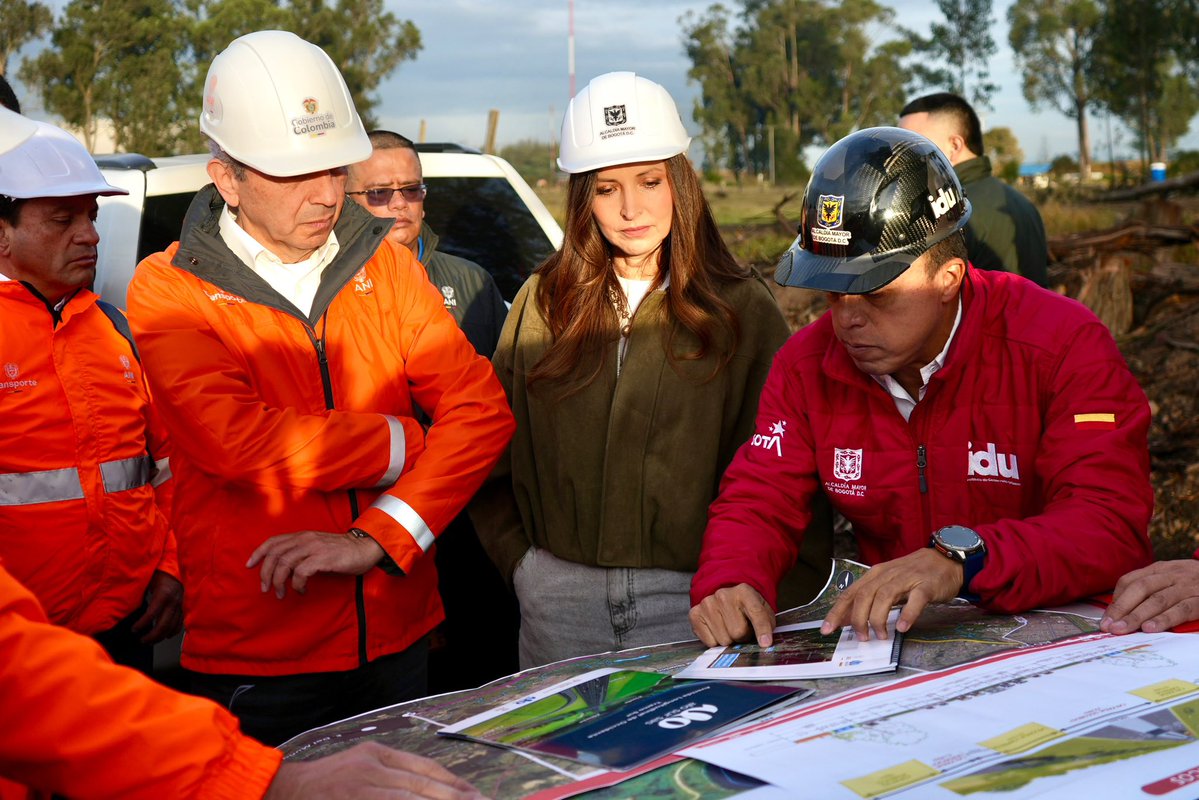 OrlandoMolanoP's tweet photo. Hoy recorrimos el inicio de obras en la ALO Sur, junto con el presidente de la @ANI_Colombia, @RicardoAyerbe; y la gerente para Bogotá, @clarasandoval, para revisar este proyecto estratégico para la conexión regional.

Actualmente, entrar a Bogotá desde Soacha puede tomar más de 2 horas. Con la ALO Sur, el recorrido podría reducirse a cerca de 35 minutos.

Más de dos millones de personas se verán beneficiadas con este proyecto, provenientes de municipios como Soacha, Mosquera y Funza, y de las localidades de Bosa, Kennedy y Fontibón. 

La instrucción del alcalde @CarlosFGalan ha sido clara: desde el @IDUBogota hacer que esta infraestructura avance, apoyar y gestionar para que mejore la movilidad de Bogotá y la región.