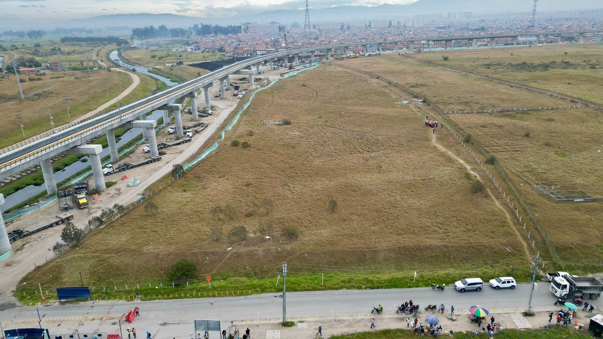 OrlandoMolanoP's tweet photo. Hoy recorrimos el inicio de obras en la ALO Sur, junto con el presidente de la @ANI_Colombia, @RicardoAyerbe; y la gerente para Bogotá, @clarasandoval, para revisar este proyecto estratégico para la conexión regional.

Actualmente, entrar a Bogotá desde Soacha puede tomar más de 2 horas. Con la ALO Sur, el recorrido podría reducirse a cerca de 35 minutos.

Más de dos millones de personas se verán beneficiadas con este proyecto, provenientes de municipios como Soacha, Mosquera y Funza, y de las localidades de Bosa, Kennedy y Fontibón. 

La instrucción del alcalde @CarlosFGalan ha sido clara: desde el @IDUBogota hacer que esta infraestructura avance, apoyar y gestionar para que mejore la movilidad de Bogotá y la región.