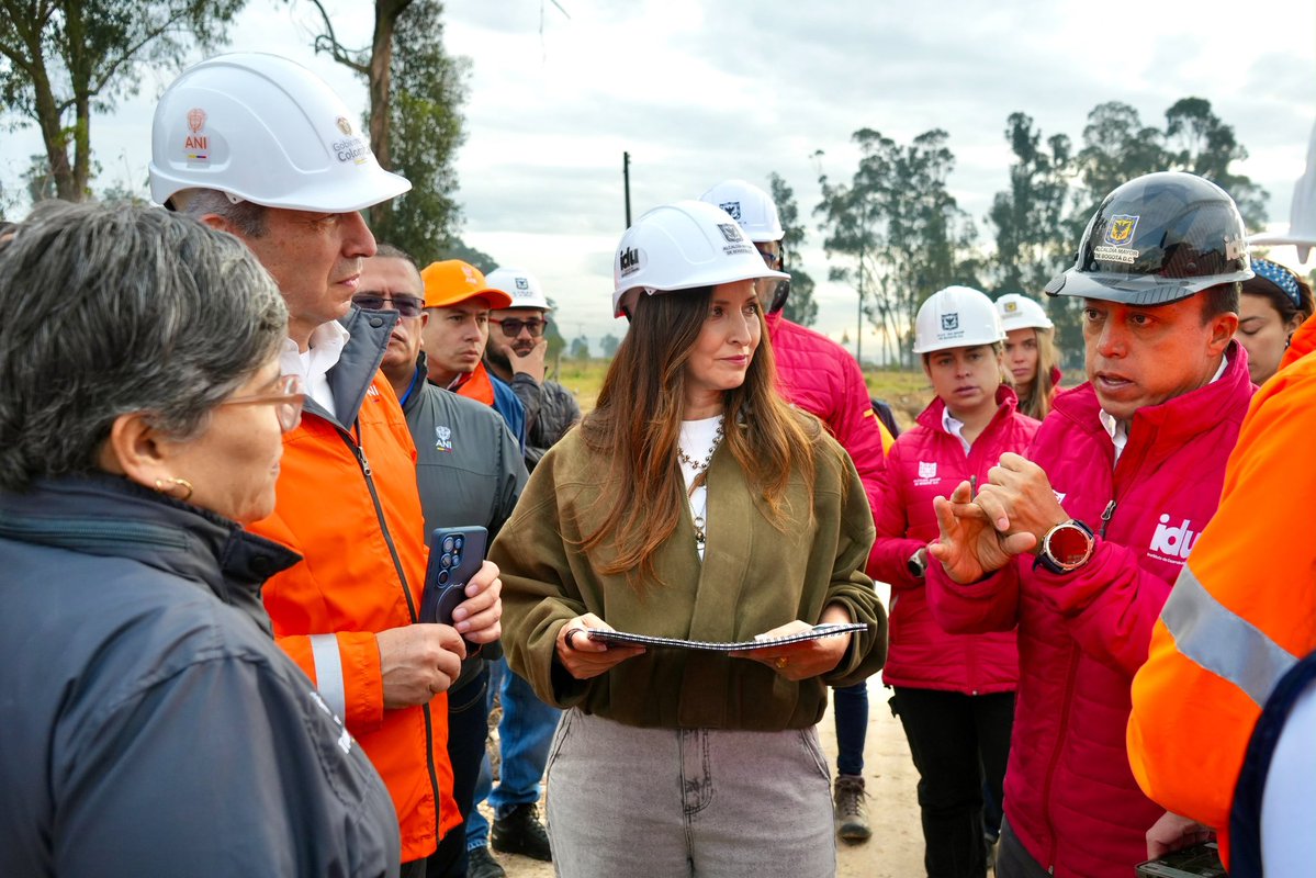 OrlandoMolanoP's tweet photo. Hoy recorrimos el inicio de obras en la ALO Sur, junto con el presidente de la @ANI_Colombia, @RicardoAyerbe; y la gerente para Bogotá, @clarasandoval, para revisar este proyecto estratégico para la conexión regional.

Actualmente, entrar a Bogotá desde Soacha puede tomar más de 2 horas. Con la ALO Sur, el recorrido podría reducirse a cerca de 35 minutos.

Más de dos millones de personas se verán beneficiadas con este proyecto, provenientes de municipios como Soacha, Mosquera y Funza, y de las localidades de Bosa, Kennedy y Fontibón. 

La instrucción del alcalde @CarlosFGalan ha sido clara: desde el @IDUBogota hacer que esta infraestructura avance, apoyar y gestionar para que mejore la movilidad de Bogotá y la región.