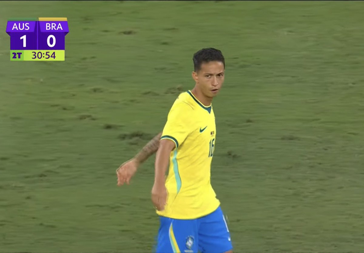 Oledobrasil's tweet photo. URGENTE! Uniformizado, torcedor invade o campo durante o jogo da Seleção Brasileira. https://t.co/28Jv6pI319