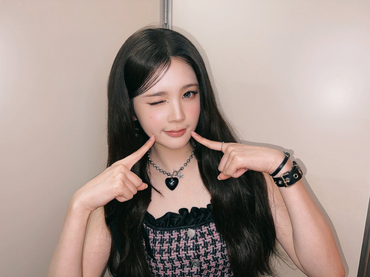 rohryuna's tweet photo. Channeling  a  little  soft-goth  magic  and  cozy  chic  energy.  Just  me,  holding  my  long,  cascading  dark  locks  in  a  quiet  moment  before  stepping  into  the  spotlight  🖤🩰✨ https://t.co/gEifaT5G2q