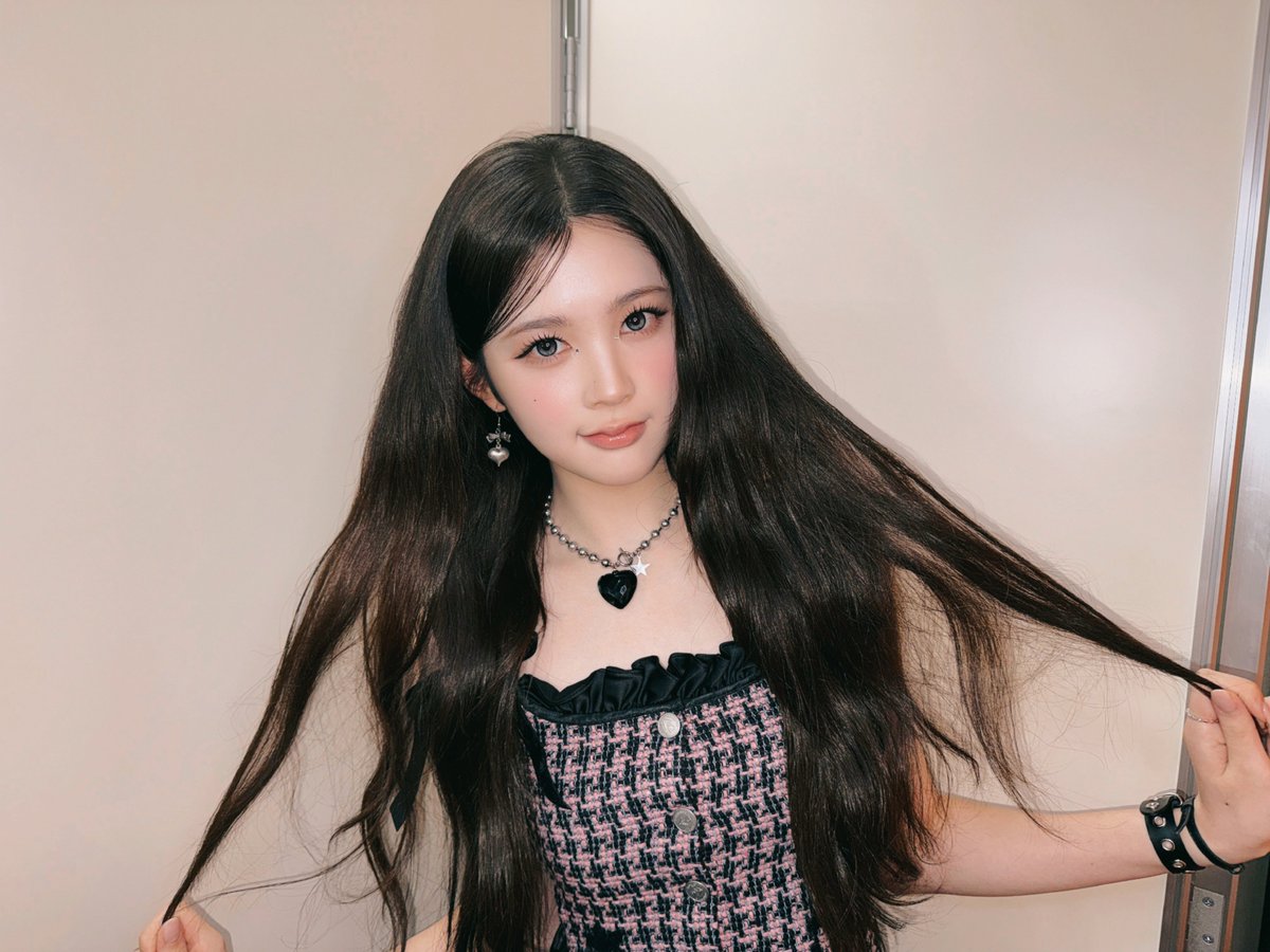 rohryuna's tweet photo. Channeling  a  little  soft-goth  magic  and  cozy  chic  energy.  Just  me,  holding  my  long,  cascading  dark  locks  in  a  quiet  moment  before  stepping  into  the  spotlight  🖤🩰✨ https://t.co/gEifaT5G2q