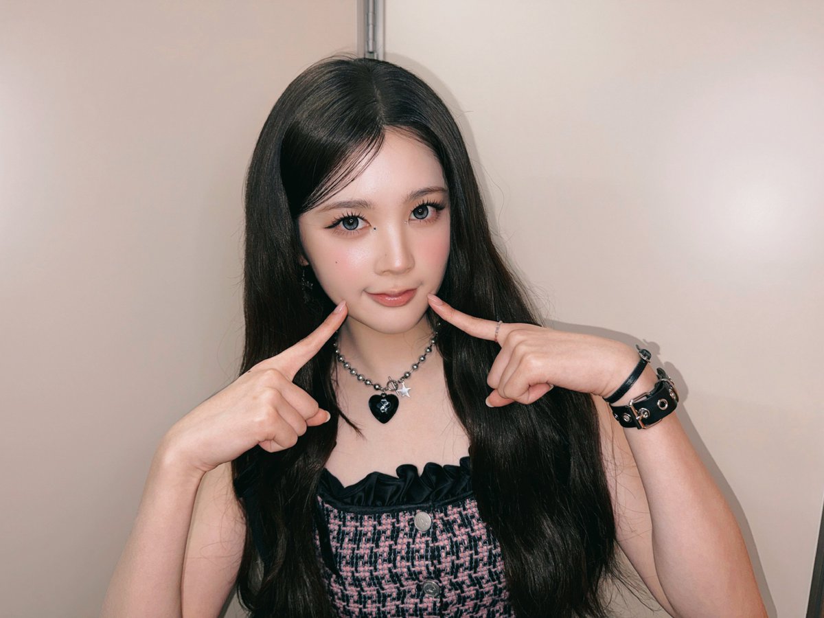 rohryuna's tweet photo. Channeling  a  little  soft-goth  magic  and  cozy  chic  energy.  Just  me,  holding  my  long,  cascading  dark  locks  in  a  quiet  moment  before  stepping  into  the  spotlight  🖤🩰✨ https://t.co/gEifaT5G2q