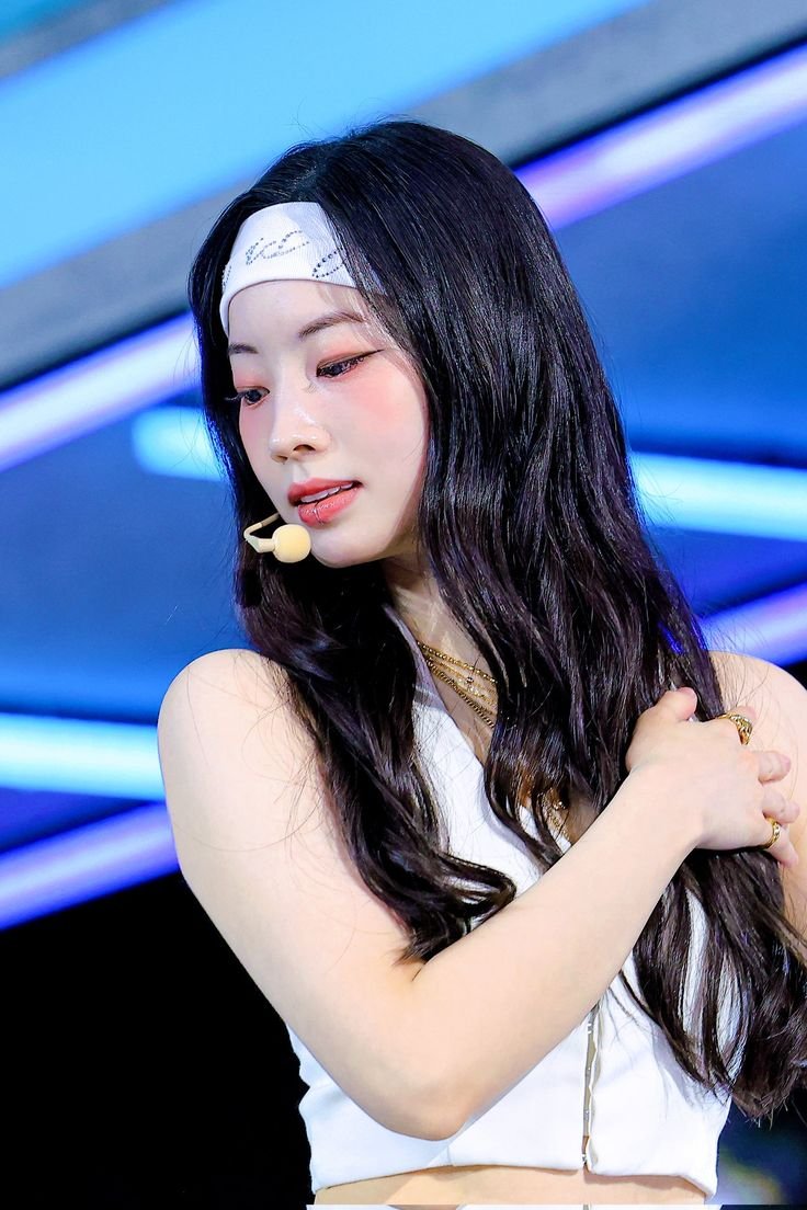 dubushome's tweet photo. i feel that only THIS kim dahyun can save us... https://t.co/pANIweqVAQ