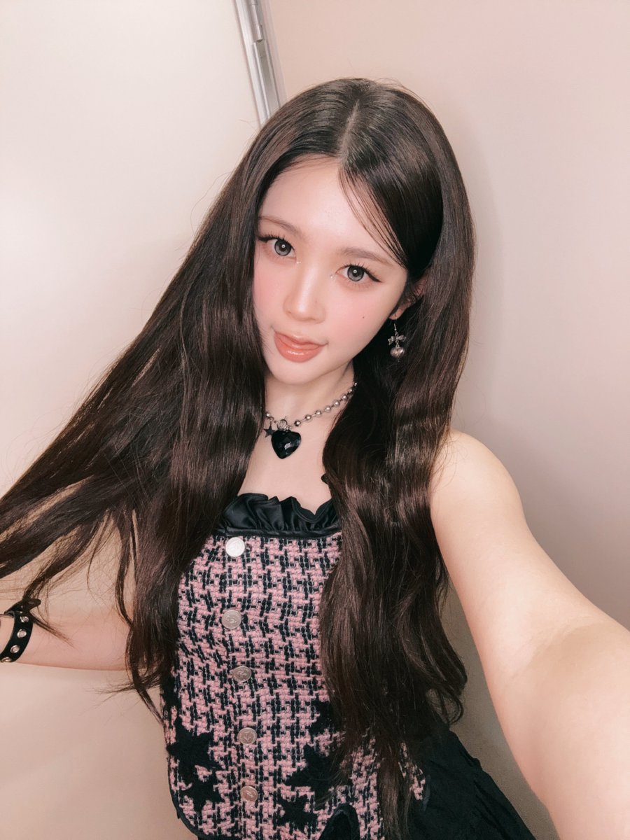 rohryuna's tweet photo. Oozing  an  endearing  little  peek-a-boo  expression  with  a  touch  of  luminous  allure~  pairing  my  pink  houndstooth  corset  with  a  dark  heart  pendant  for  that  perfect  mix  of  winsome  and  captivating  vibes!  🎀🕯️🖤 https://t.co/YPazIzu32x