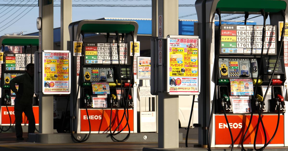 CerfiaFR's tweet photo. 🇯🇵⛽️ FLASH | Le Japon ne produit quasiment pas de pétrole et l’importe en totalité, mais affiche pourtant l’essence la MOINS CHÈRE du G7 : environ 0,94 € LE LITRE à Tokyo.

Pour contenir les prix, le gouvernement SUBVENTIONNE directement les raffineurs et importateurs, à hauteur de 0,28 € par litre cette semaine. Le dispositif a déjà coûté près de 6 milliards d’euros depuis mars et pourrait approcher les 10 milliards d’ici la fin de l’année. (Les Échos)