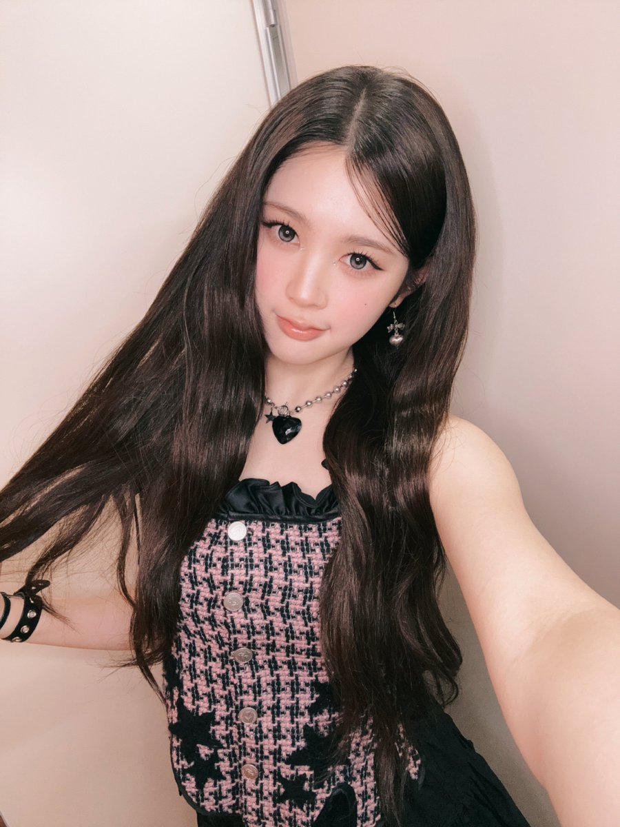rohryuna's tweet photo. Oozing  an  endearing  little  peek-a-boo  expression  with  a  touch  of  luminous  allure~  pairing  my  pink  houndstooth  corset  with  a  dark  heart  pendant  for  that  perfect  mix  of  winsome  and  captivating  vibes!  🎀🕯️🖤 https://t.co/YPazIzu32x