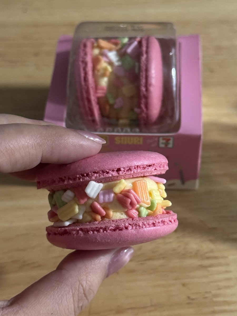 bbambiieei's tweet photo. ในที่สุด ก็เจอ SOURI Birthday Macaron ชั้นได้มา 2 ชิ้น 🥹 ทุกคนพุ่งตัวไปนะคะ SOURI ในราคาน่ารัก 🤏🏻 

โชคดีจังเซเว่นที่แถวบ้านมีทุกอย่าง 😋

#SOURI #SOURIBKK https://t.co/DzhIBEuKgg