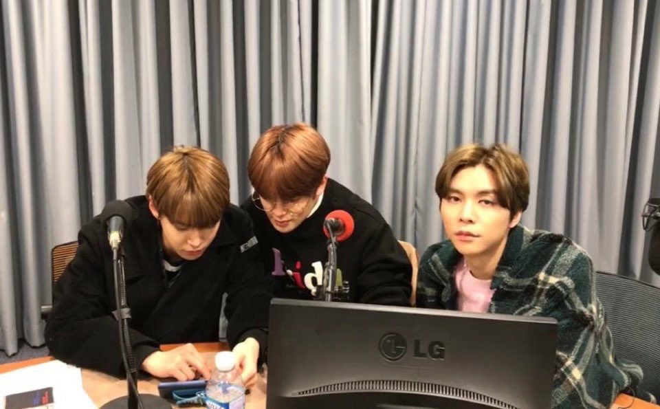 davi_woeh's tweet photo. 진짜 좋아하는 엔ㄴㅏㄴㅏ 그사세ㅈㄷ...
ㄷㅇ이만 나오면 자꾸 쟍이형 소외시키는 ㅈㅎ이.. 이 구도 자꾸 나오는 게 너무 웄겨.. https://t.co/vpxubF0XqR