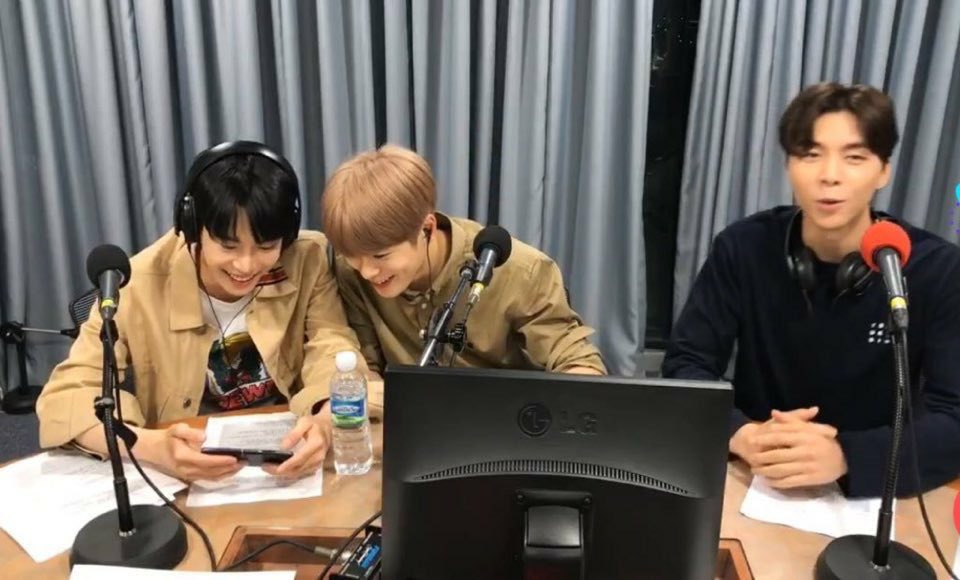 davi_woeh's tweet photo. 진짜 좋아하는 엔ㄴㅏㄴㅏ 그사세ㅈㄷ...
ㄷㅇ이만 나오면 자꾸 쟍이형 소외시키는 ㅈㅎ이.. 이 구도 자꾸 나오는 게 너무 웄겨.. https://t.co/vpxubF0XqR