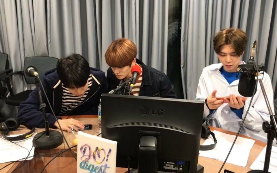davi_woeh's tweet photo. 진짜 좋아하는 엔ㄴㅏㄴㅏ 그사세ㅈㄷ...
ㄷㅇ이만 나오면 자꾸 쟍이형 소외시키는 ㅈㅎ이.. 이 구도 자꾸 나오는 게 너무 웄겨.. https://t.co/vpxubF0XqR