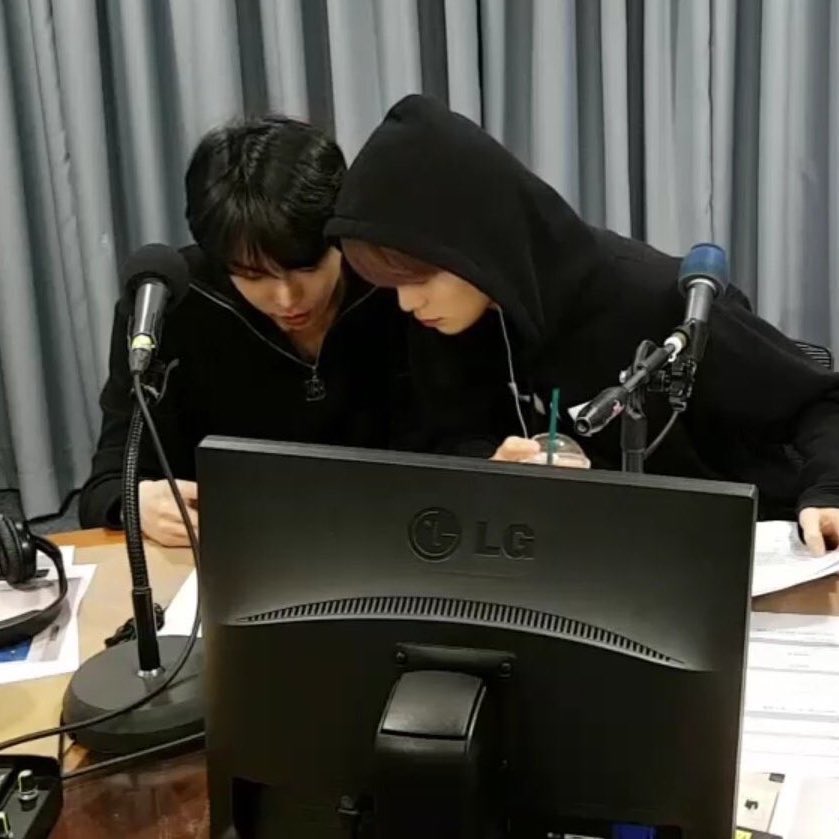 davi_woeh's tweet photo. 진짜 좋아하는 엔ㄴㅏㄴㅏ 그사세ㅈㄷ...
ㄷㅇ이만 나오면 자꾸 쟍이형 소외시키는 ㅈㅎ이.. 이 구도 자꾸 나오는 게 너무 웄겨.. https://t.co/vpxubF0XqR