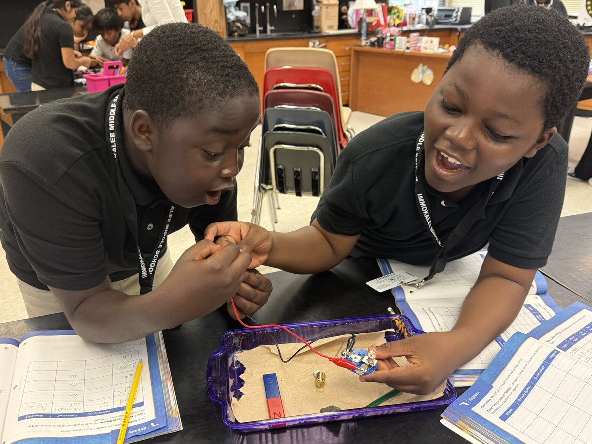 msPalmatier's tweet photo. @IMS_Indians 8th grade students are exploring physical properties of matter. Today’s lab focused on solubility ￼￼￼￼￼￼￼￼￼and electrical conductivity 💡@DiscoveryEd @collierschools @CollierScience https://t.co/5ilBlSJMqf