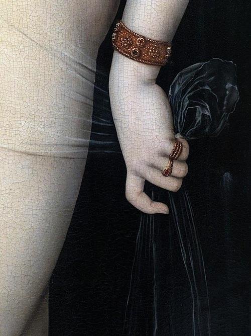 Helisabethhh's tweet photo. La paradoja de lo oculto y lo expuesto. 

En este detalle de «Venus y Cupido» (c. 1530), de Lucas Cranach el Viejo, la mirada se detiene en la fragilidad del velo transparente.

Una gasa casi invisible que no busca cubrir, sino acentuar la piel frente al abismo del fondo oscuro. https://t.co/oa4KkkOaEW