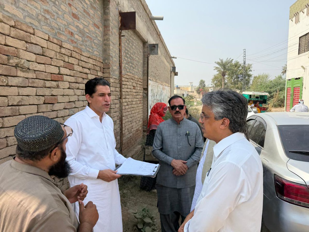 PakFightsPolio's tweet photo. National Coordinator, National Emergency Operations Centre (NEOC), Muhammad Anwaar ul Haq visited Dera Ismail Khan to review the ongoing Sub-National Polio Campaign and assess vaccination activities on the ground.

During the visit, he reviewed vaccination services at Shorkot BHU, visited a BISP facility to assess opportunities for reaching eligible children, and joined polio teams in the field to validate vaccination activities and campaign protocols.

He also co-chaired the Evening Review Meeting with the Deputy Commissioner, where the district team reviewed campaign progress, operational challenges and priority actions to strengthen implementation and maximise vaccination coverage.

The visit reinforced the Programme’s focus on strong field supervision, timely corrective action and reaching every eligible child with the polio vaccine.

#PolioFreePakistan #EveryChildEveryTime #EndPolio #SNID2026