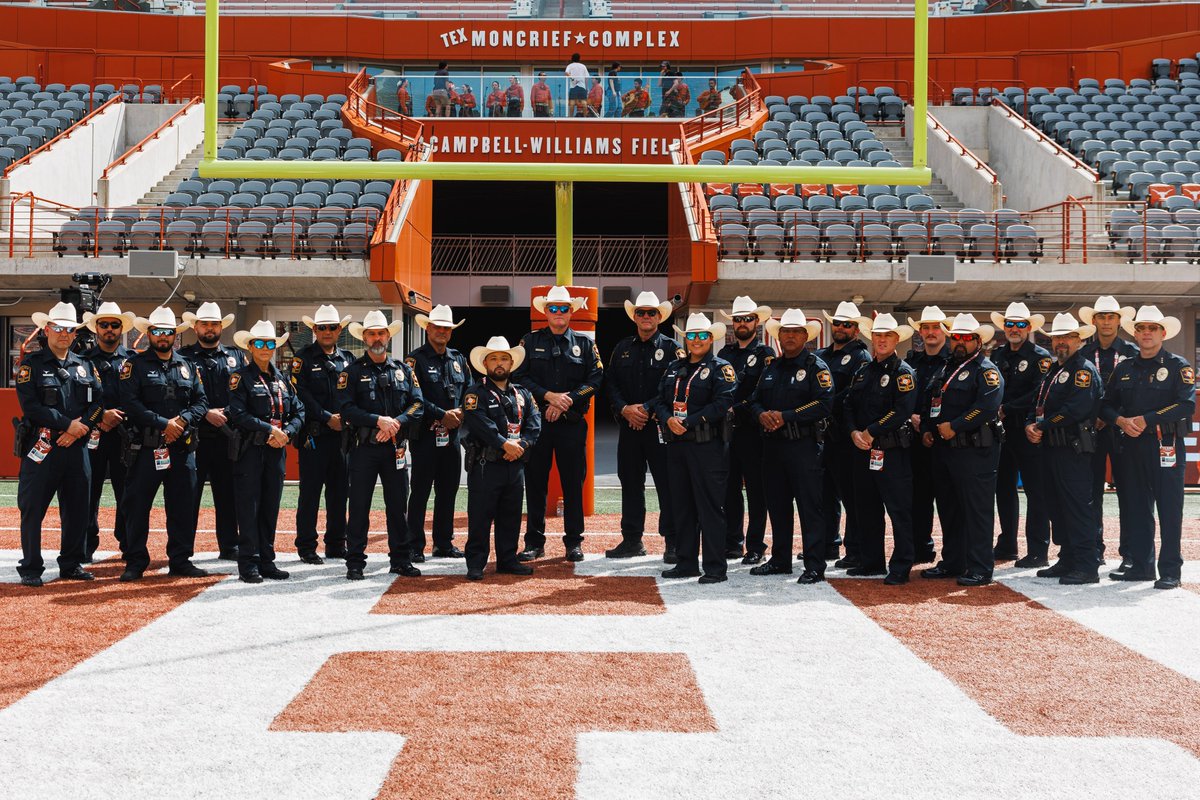 UTAustinPolice's tweet photo. Proud to serve the Forty Acres. 🤘

#UTPD #WeSERVE https://t.co/k14ldPouHk