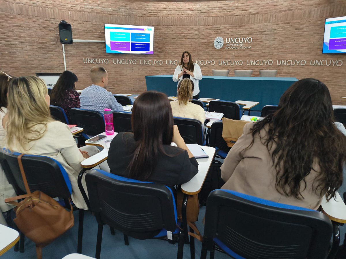MinSaludMza's tweet photo. 🏥 Comenzó “Liderar para Transformar”, una propuesta de formación destinada a quienes tienen la responsabilidad de conducir instituciones de salud.

El ciclo, que también es acompañado de manera virtual por asistentes de toda la provincia, consta de cuatro encuentros coordinados por docentes de la @UNCUYO. Se brindan contenidos sobre liderazgo, comunicación interna, trabajo en equipo, resolución de conflictos y bienestar laboral.

Conducir también es construir equipos, acompañar a las personas y generar las condiciones para que cada trabajador pueda desarrollar mejor su tarea. Fortalecer esas capacidades mejora la gestión y la atención en salud.