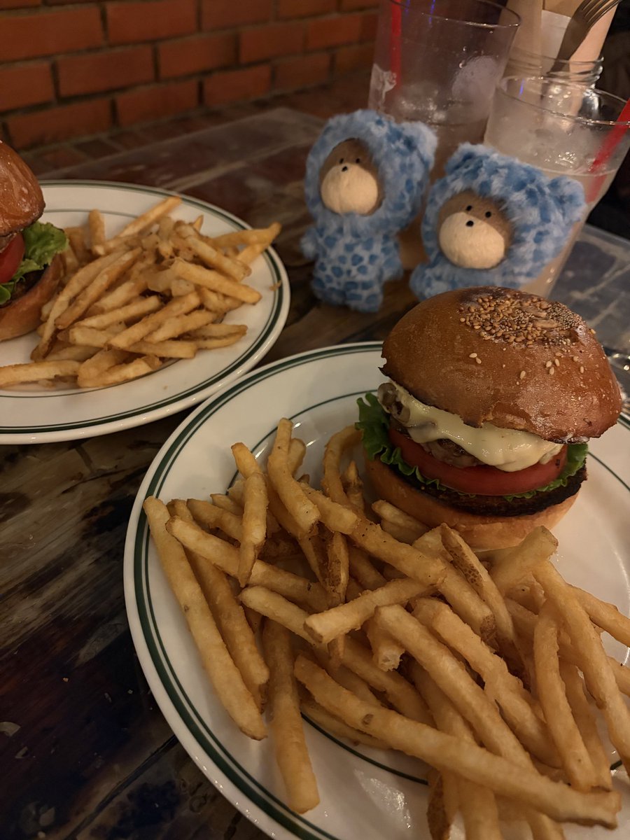 monaka_toshi's tweet photo. トリュフマッシュルームバーガー🍔を食べに行ってきたZE
うまうまくんヒヒーンでした！
お友達と一緒にプレッツェルで写真も撮れた😽🥨

 #加藤史帆 https://t.co/XBFeF2zRHY