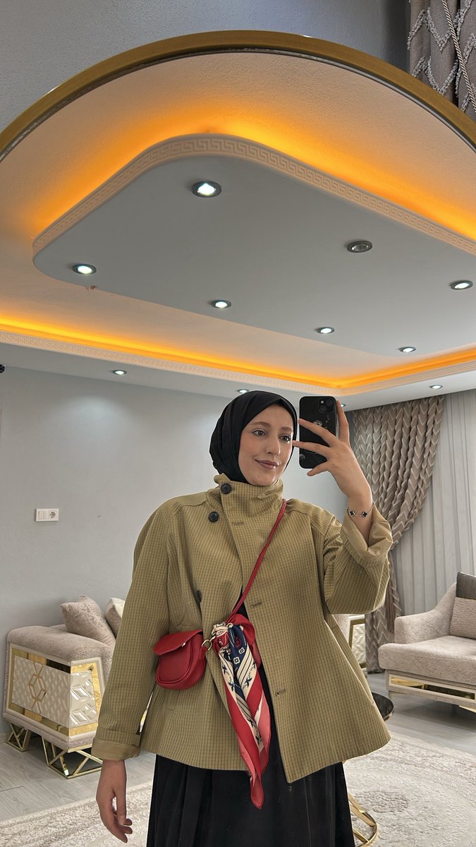 otlsaysn's tweet photo. Annemin “buna para mı verdin” dediği ceketim. 😅 https://t.co/PdjF0hoSsM