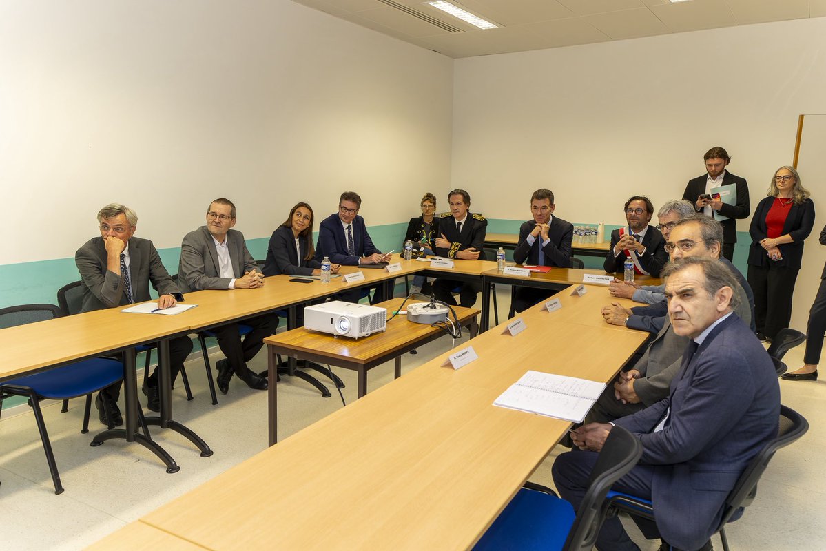 PhBaptiste's tweet photo. 🔬 Investir dans notre recherche aujourd’hui, c’est préparer notre souveraineté scientifique et technologique de demain.

Après les directrices et directeurs d’unité du CNRS hier, échange aujourd’hui avec les dirigeants de nos grands organismes de recherche.

+258 M€ prévus pour la recherche en 2027, dont +110 M€ pour le CNRS : des moyens pour nos chercheurs, nos infrastructures et l’attractivité de notre recherche.

Continuer à investir dans la recherche, c’est faire le choix de l’avenir.