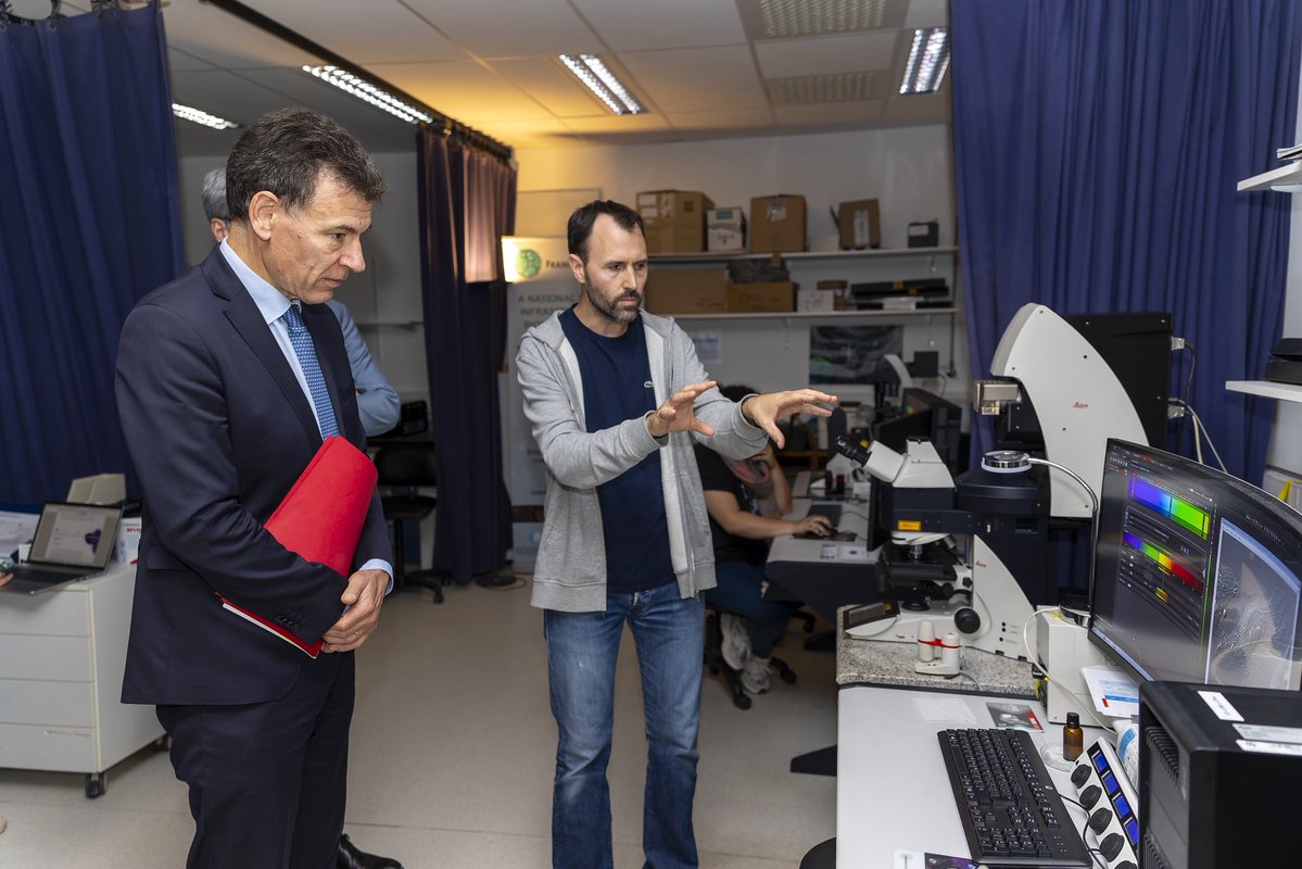 PhBaptiste's tweet photo. 🔬 Investir dans notre recherche aujourd’hui, c’est préparer notre souveraineté scientifique et technologique de demain.

Après les directrices et directeurs d’unité du CNRS hier, échange aujourd’hui avec les dirigeants de nos grands organismes de recherche.

+258 M€ prévus pour la recherche en 2027, dont +110 M€ pour le CNRS : des moyens pour nos chercheurs, nos infrastructures et l’attractivité de notre recherche.

Continuer à investir dans la recherche, c’est faire le choix de l’avenir.