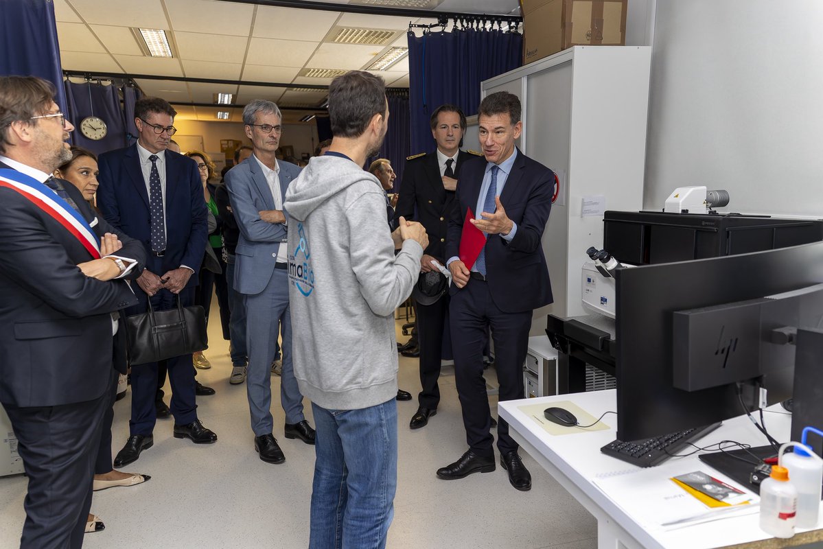 PhBaptiste's tweet photo. 🔬 Investir dans notre recherche aujourd’hui, c’est préparer notre souveraineté scientifique et technologique de demain.

Après les directrices et directeurs d’unité du CNRS hier, échange aujourd’hui avec les dirigeants de nos grands organismes de recherche.

+258 M€ prévus pour la recherche en 2027, dont +110 M€ pour le CNRS : des moyens pour nos chercheurs, nos infrastructures et l’attractivité de notre recherche.

Continuer à investir dans la recherche, c’est faire le choix de l’avenir.